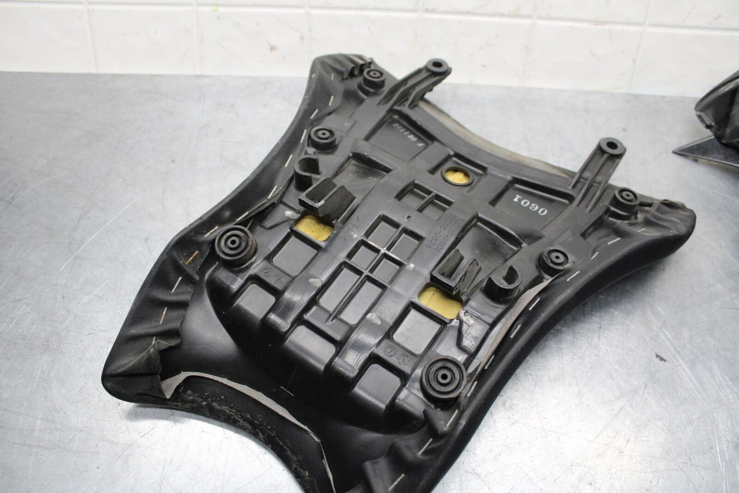 16-20 KAWASAKI ZX10R FRONT DRIVERS SEAT PAD SADDLE PILLION BB591