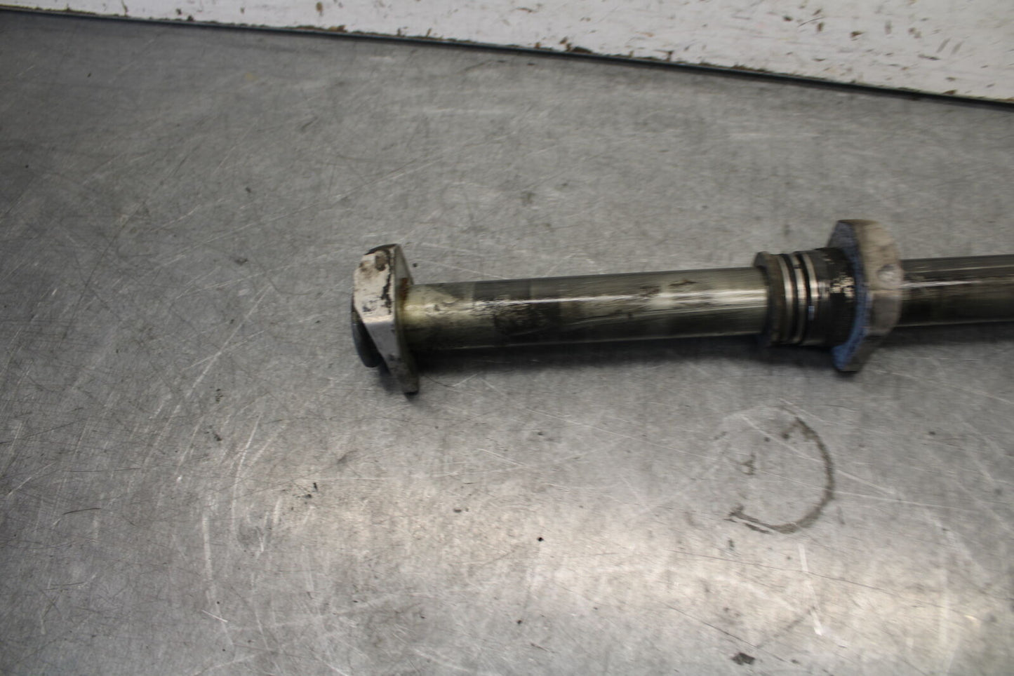 04 SUZUKI GSXR600 REAR AXLE BACK WHEEL RIM PIVOT BOLT AXEL 64711-33E10 BB676