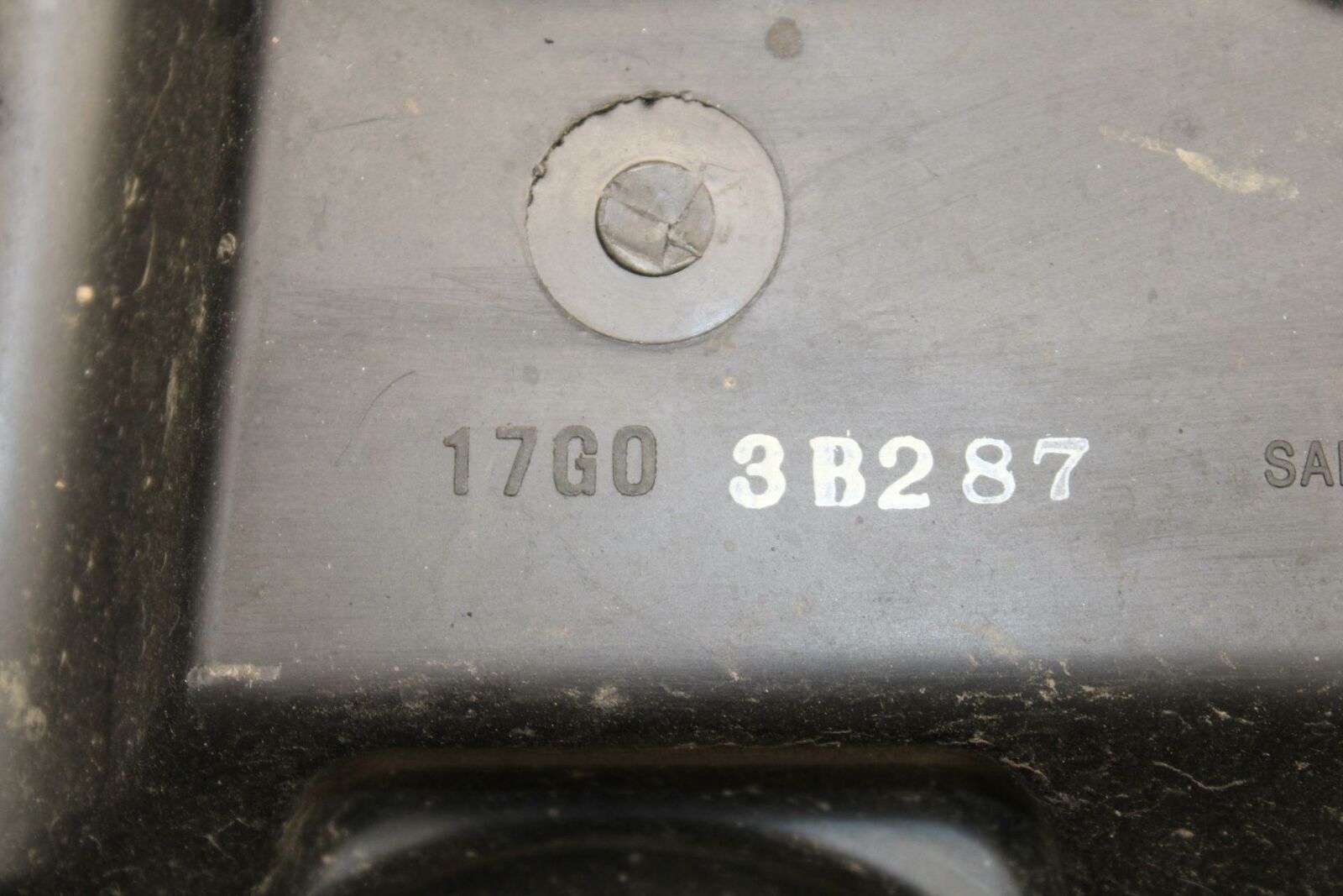 03 SUZUKI SV650S AIRBOX AIR INTAKE FILTER BOX BB219