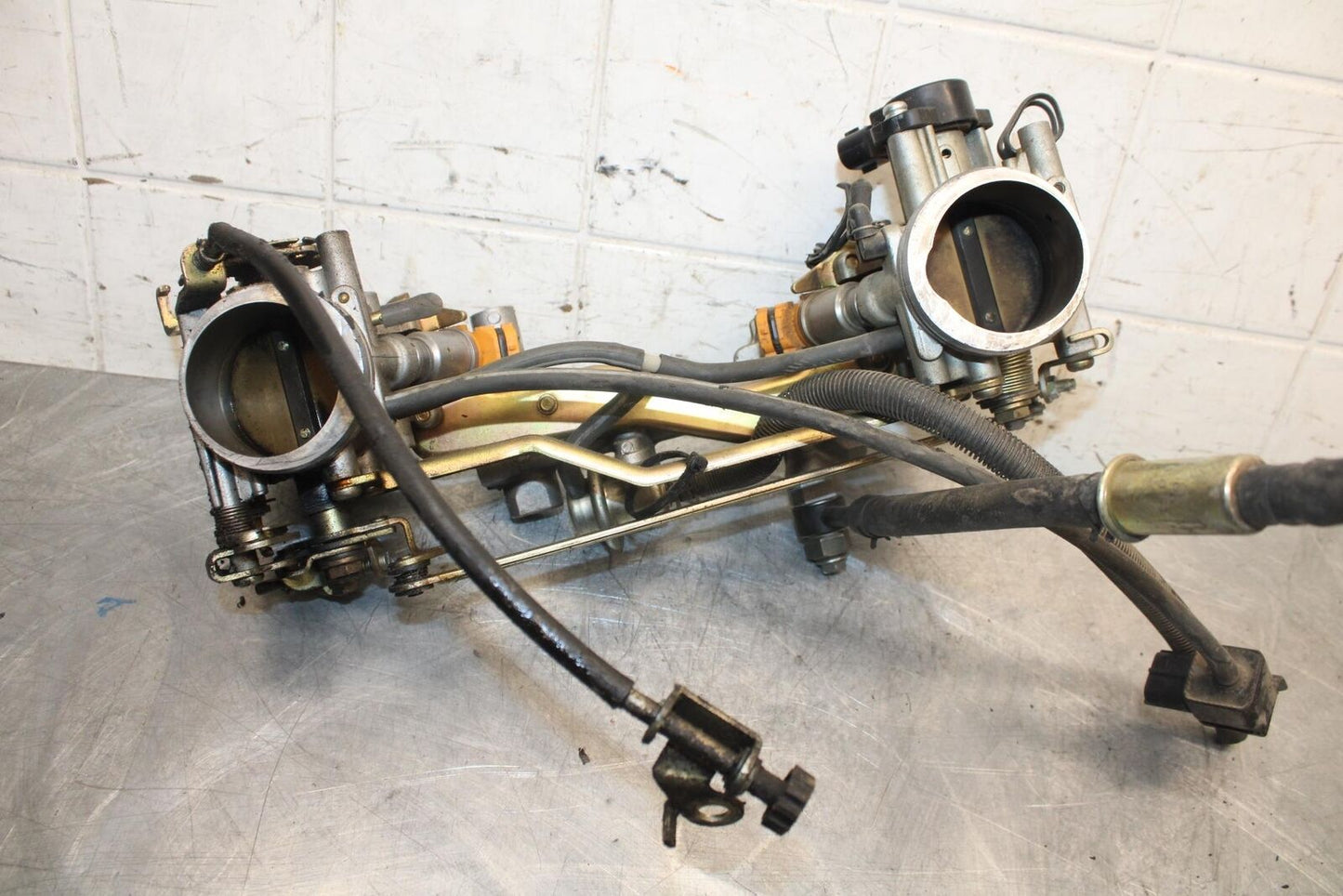 1998 Suzuki TL1000S MAIN FUEL INJECTORS / THROTTLE BODIES