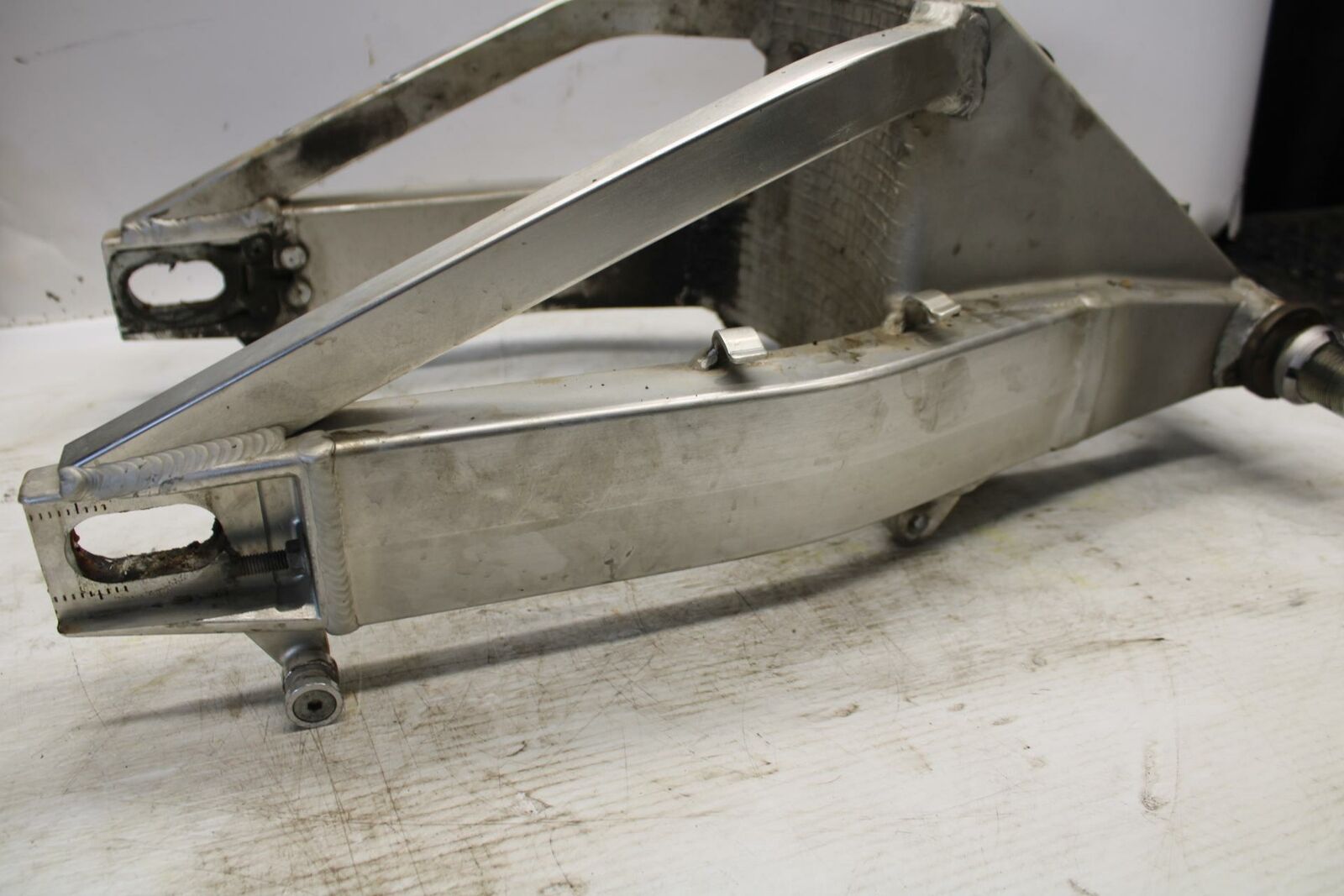 00-07 SUZUKI HAYABUSA REAR SWINGARM BACK SUSPENSION SWING ARM 61000-24F20 BB281