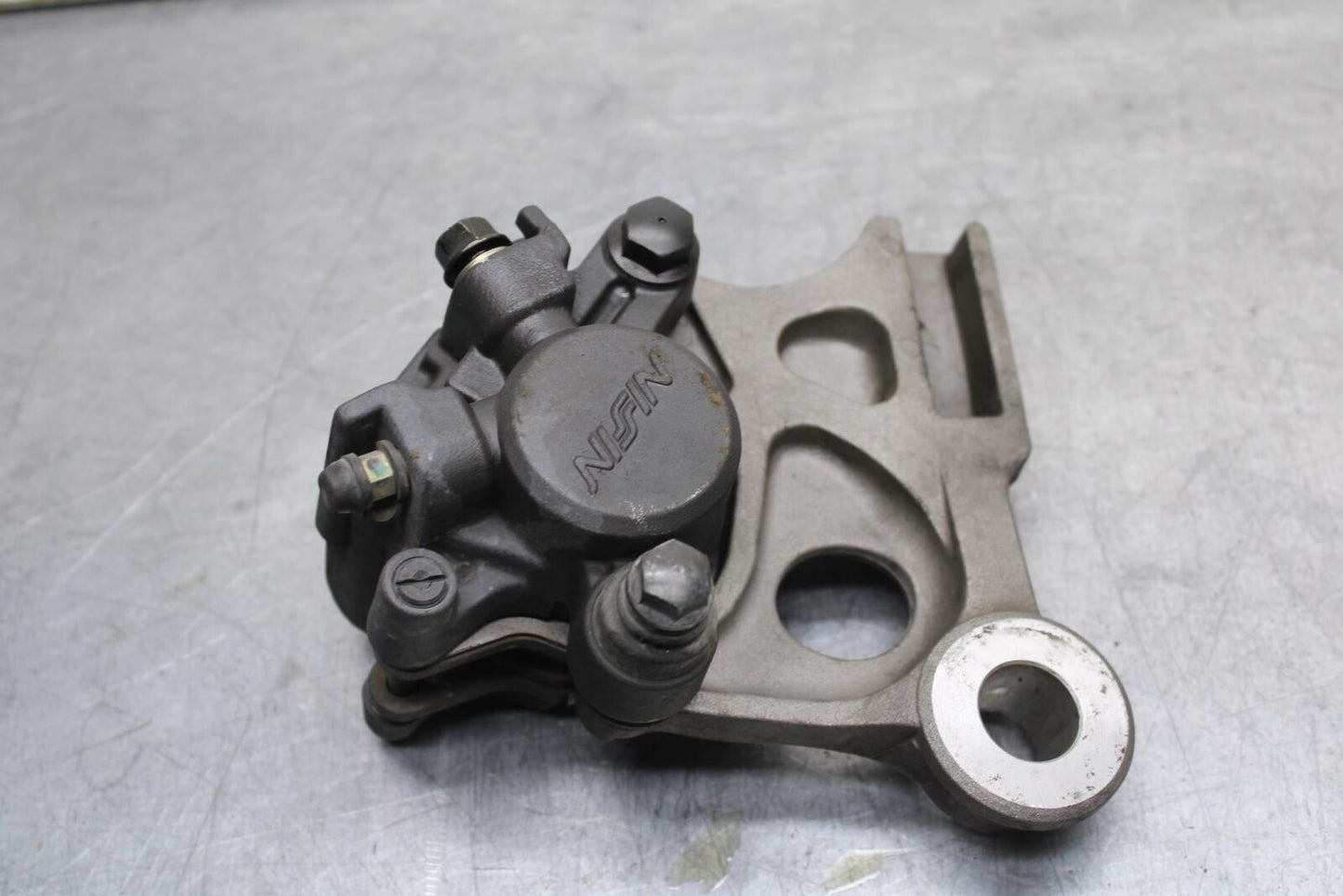 01-06 HONDA CBR600F4I REAR BRAKE CALIPER W MOUNT BRACKET 43150-MBW-006 BB626
