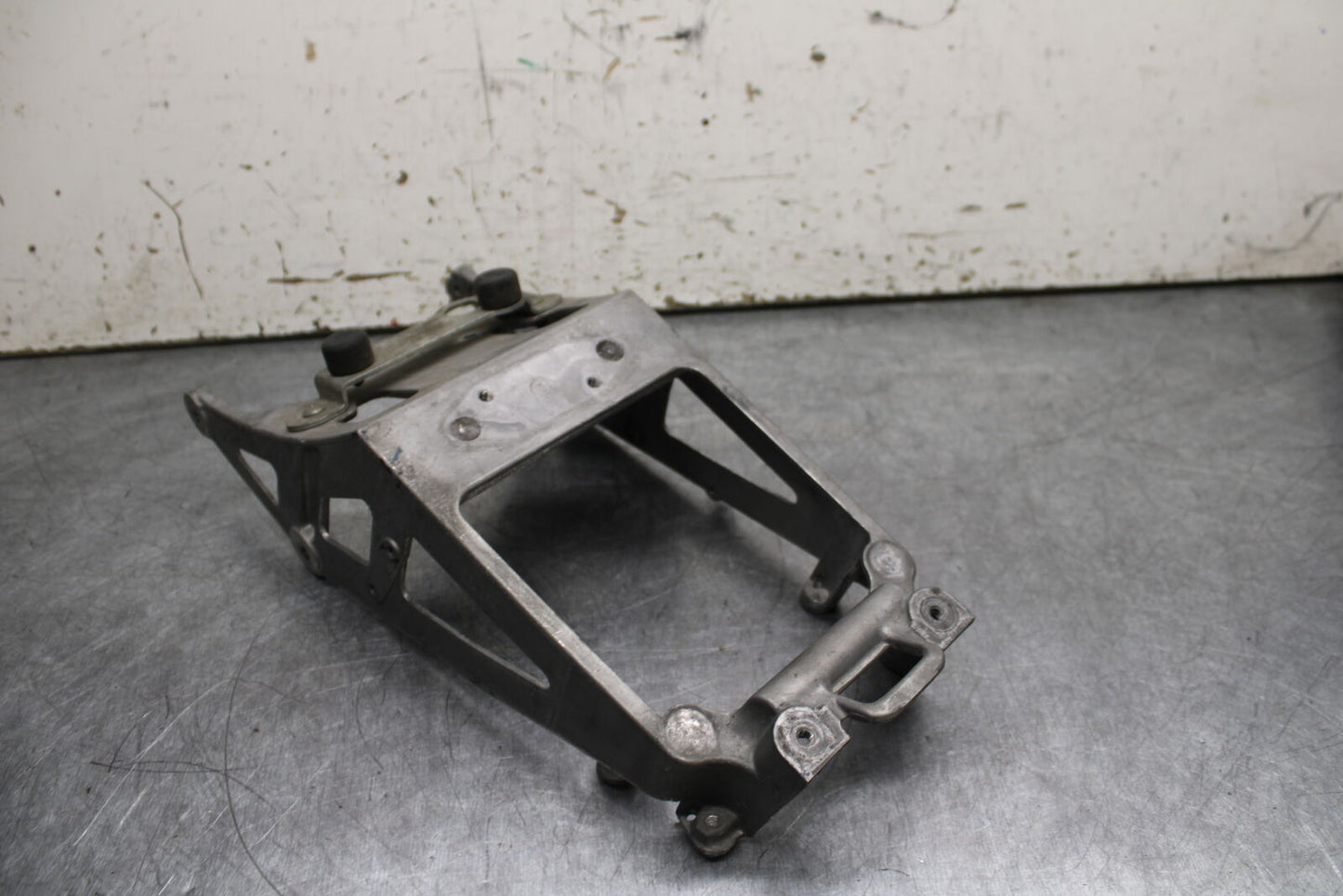 06-07 SUZUKI GSXR 600 REAR BACK TAIL SUBFRAME SUB FRAME BB737