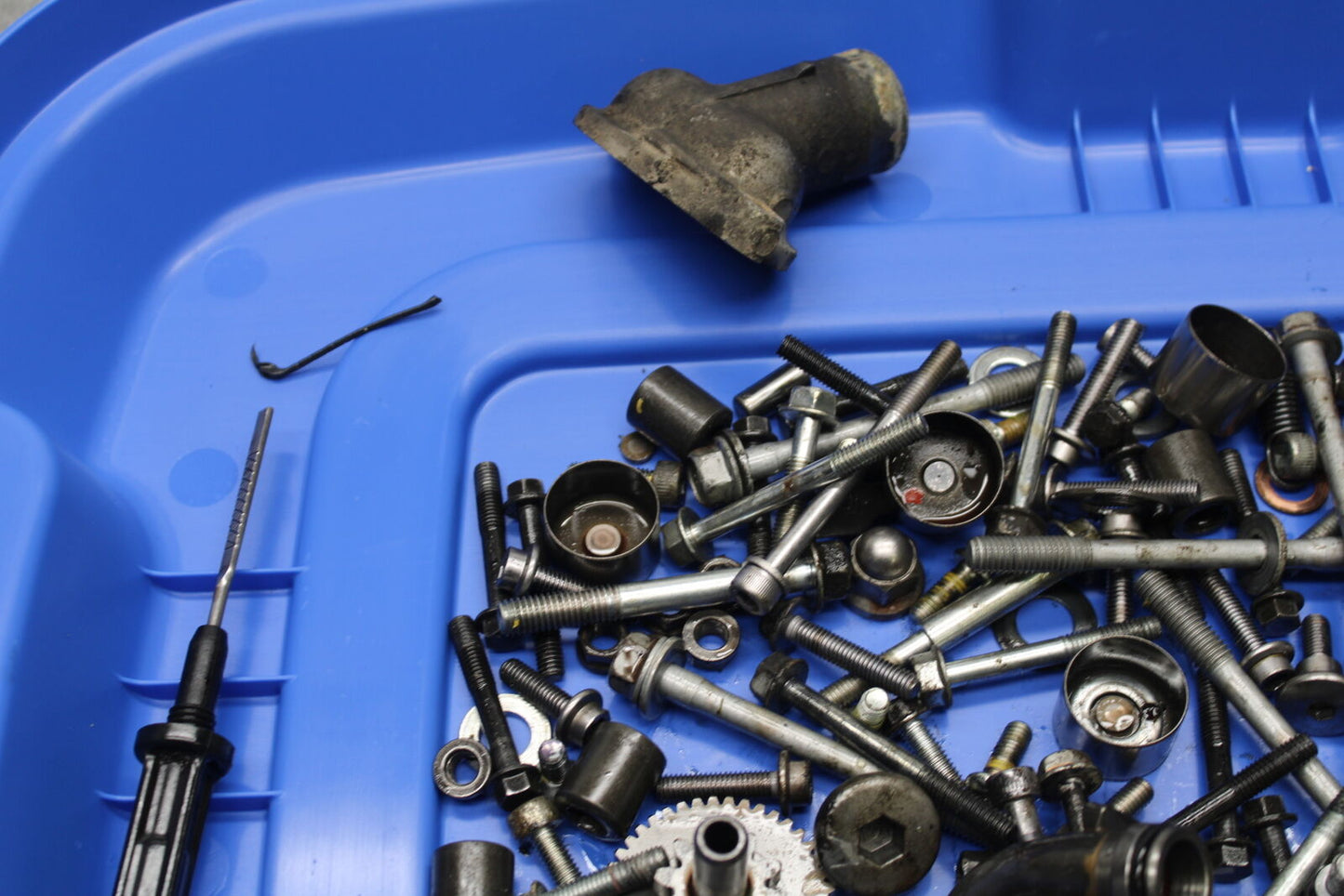 06 YAMAHA YZF R6 MOUNTING BOLTS HARDWARE MOTOR SCREWS BB716