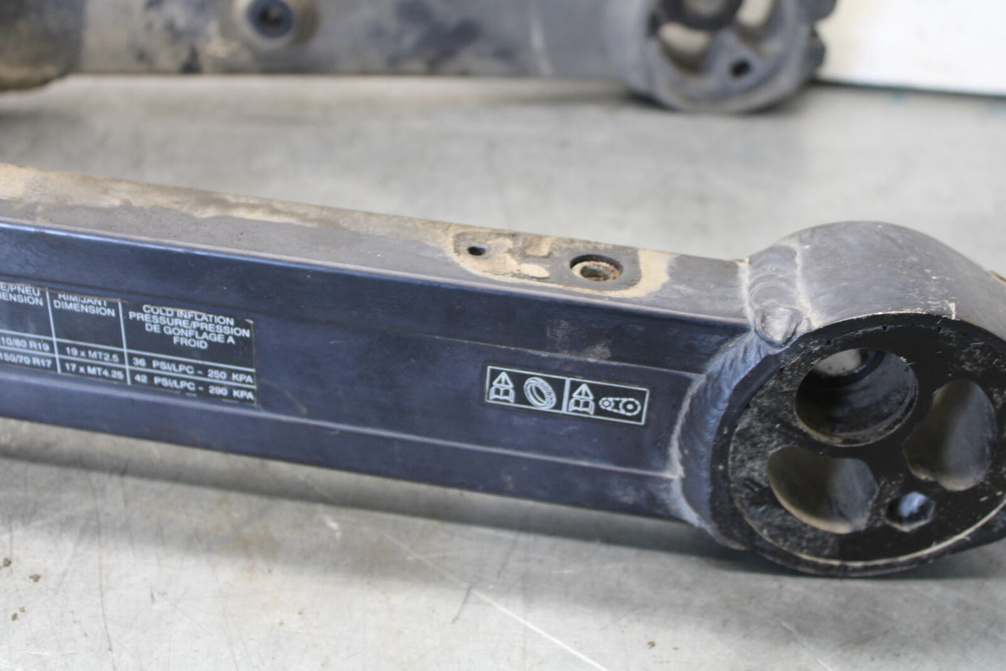 01-06 TRIUMPH TIGER 955I REAR SWINGARM BACK SUSPENSION SWING ARM BB693