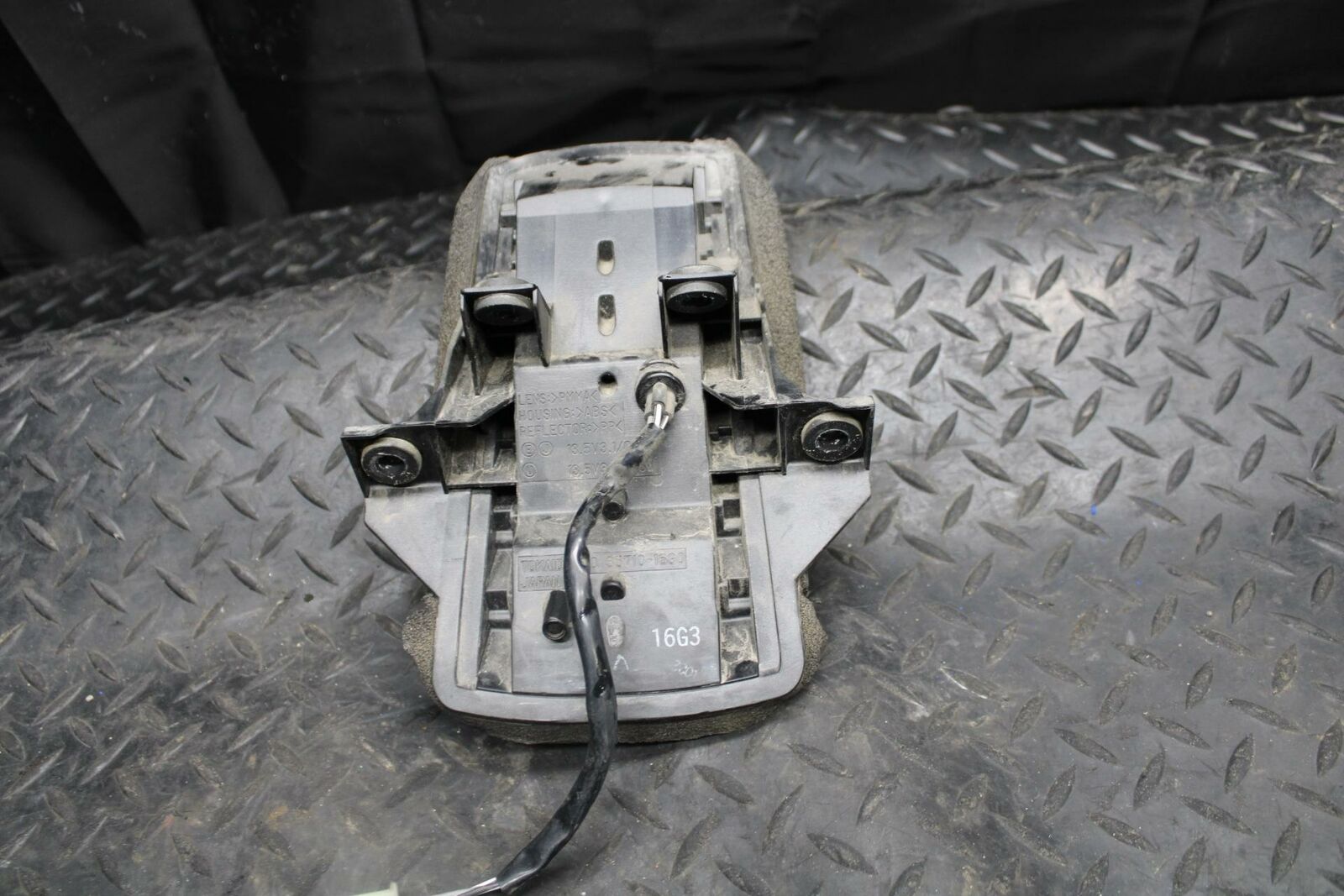 03 SUZUKI SV650S REAR TAIL TAILLIGHT BACK BRAKE LIGHT BB219