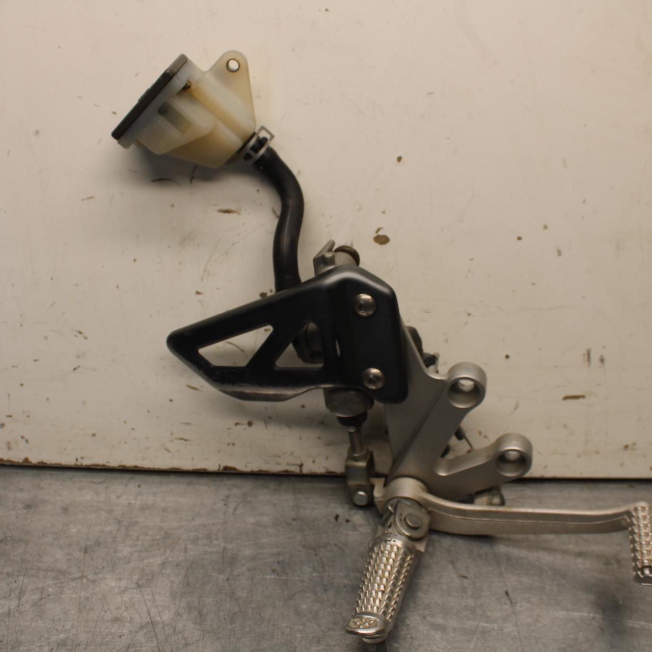 01-03 SUZUKI GSXR600 RIGHT REARSET REAR SET DRIVER FOOT PEG REST STOP BB633