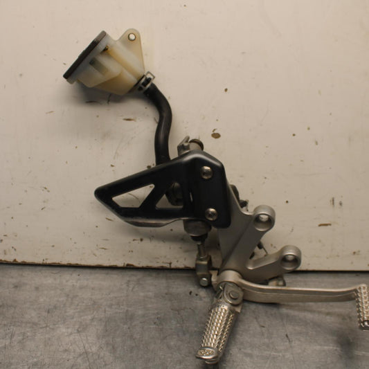 01-03 SUZUKI GSXR600 RIGHT REARSET REAR SET DRIVER FOOT PEG REST STOP BB633