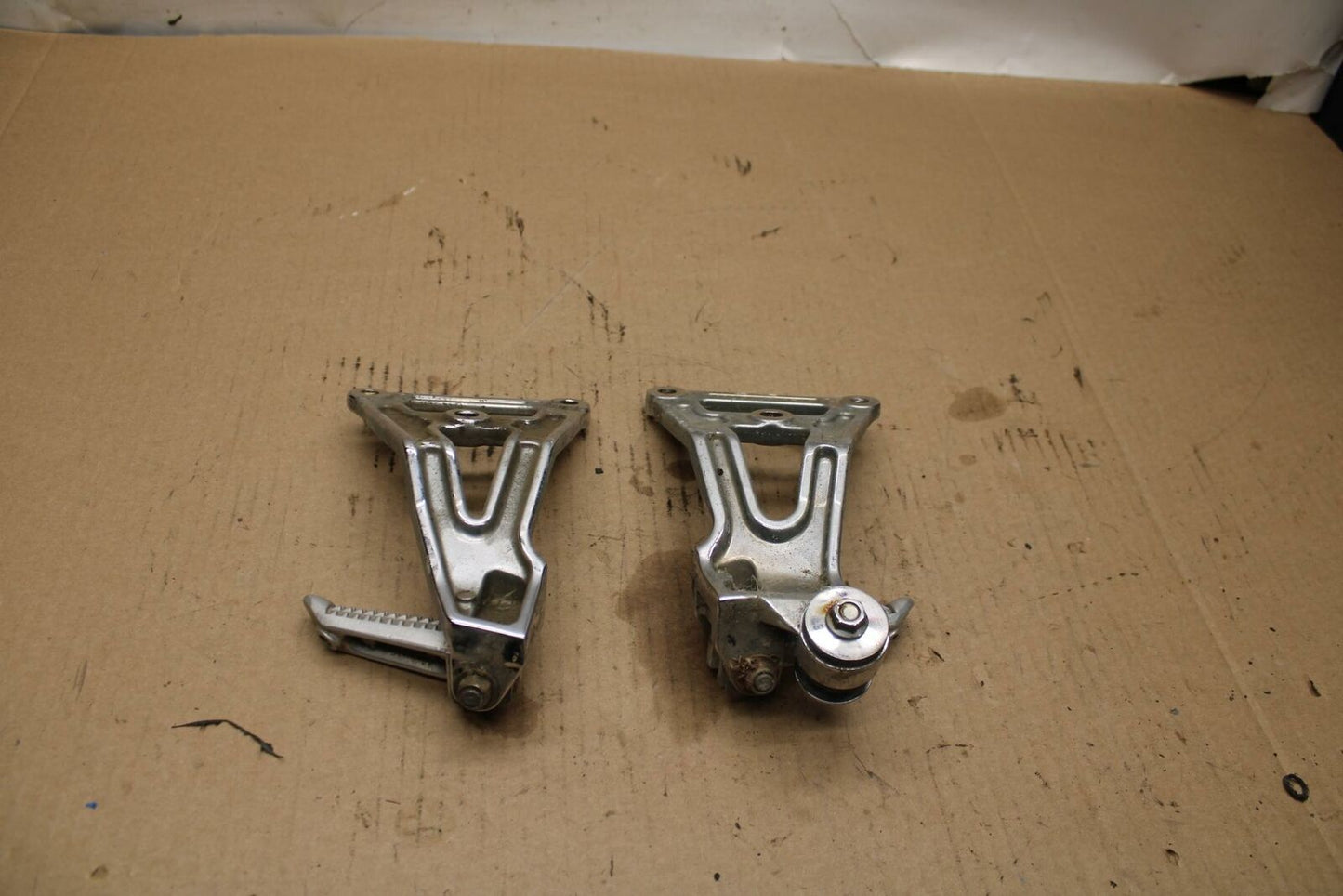 93-96 SUZUKI GSXR750W REAR BACK PASSENGER PEG SET PAIR BB266b
