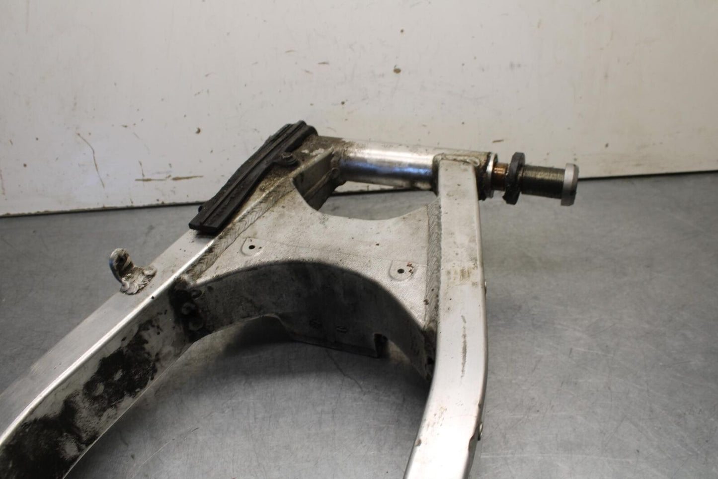 01-03 SUZUKI GSXR600 REAR SWINGARM BACK SUSPENSION SWING ARM BB639