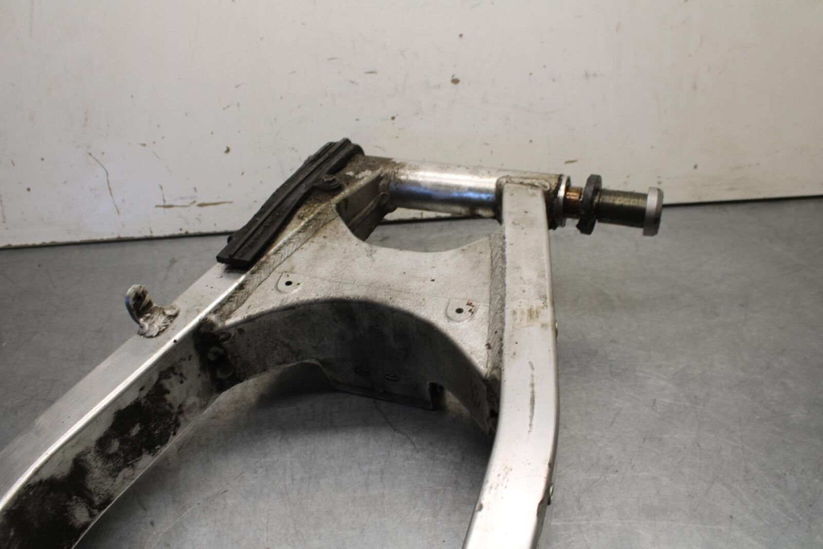 01-03 SUZUKI GSXR600 REAR SWINGARM BACK SUSPENSION SWING ARM BB639