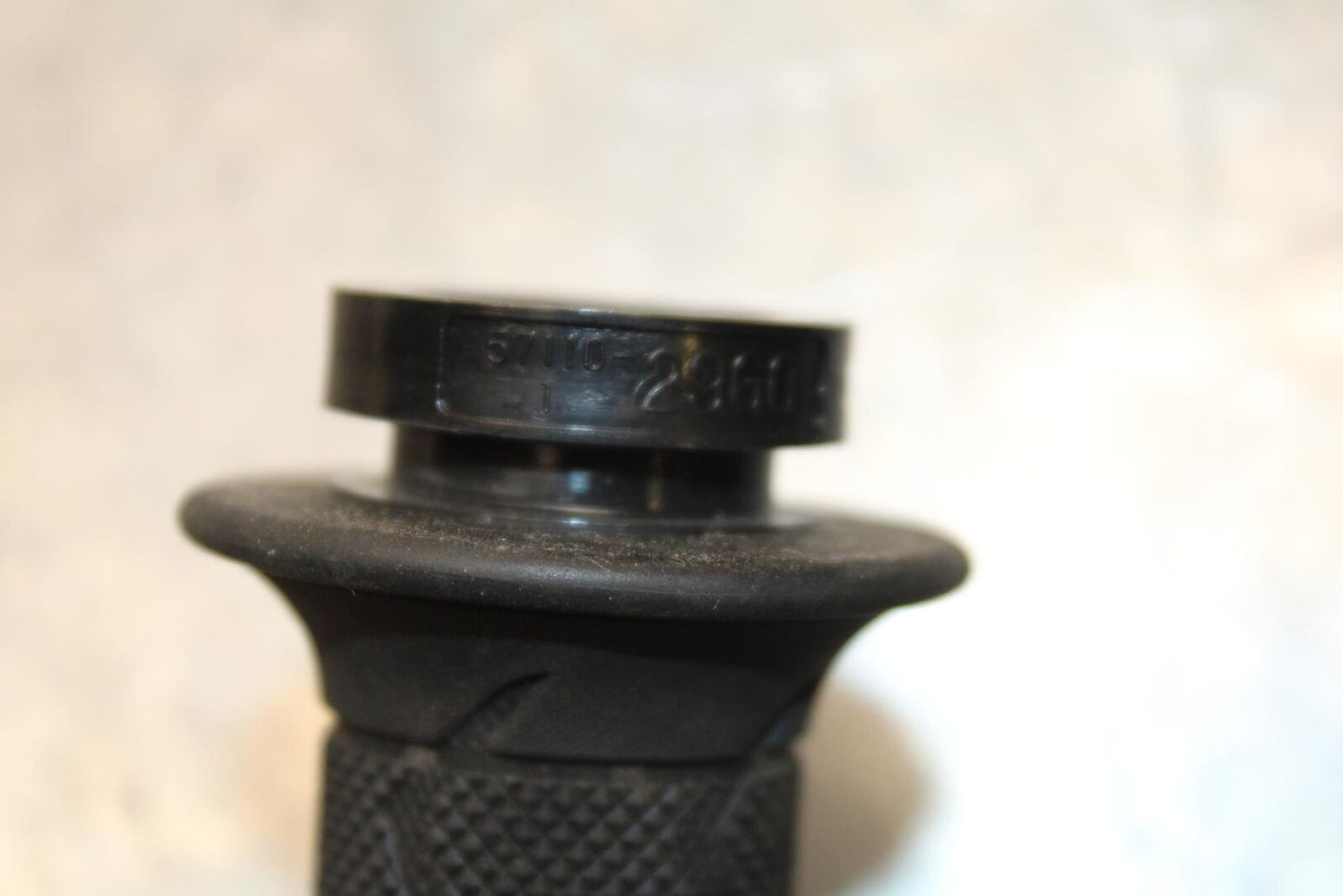 20 SUZUKI GSXR 1000 RIGHT THROTTLE GRIP BB597