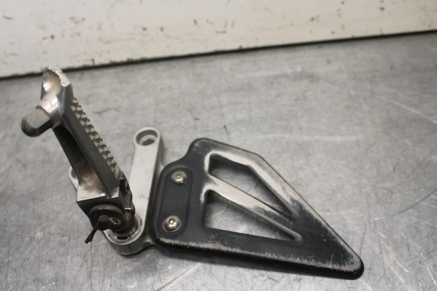 01-03 SUZUKI GSXR600 LEFT REARSET REAR SET DRIVER FOOT PEG REST STOP BB633