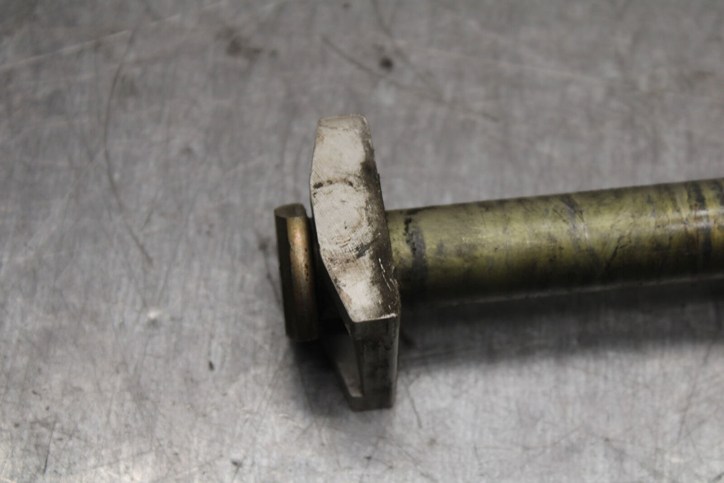03-04 TRIUMPH DAYTONA 600 REAR AXLE BACK WHEEL RIM PIVOT BOLT AXEL BB745