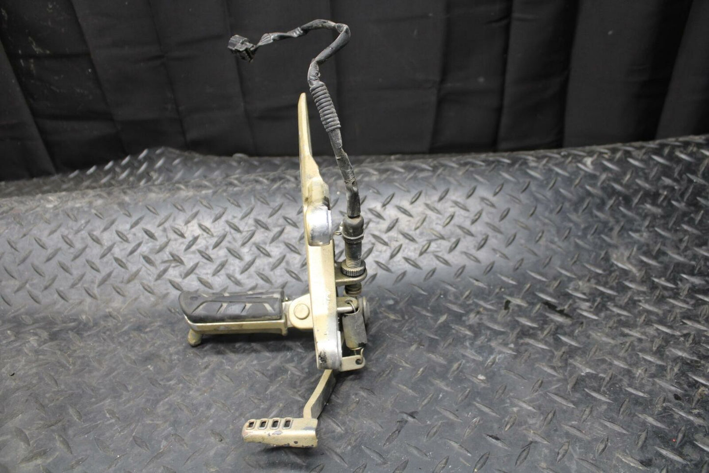 16-18 HONDA CBR500R RIGHT REARSET REAR SET DRIVER FOOT PEG REST STOP BB231