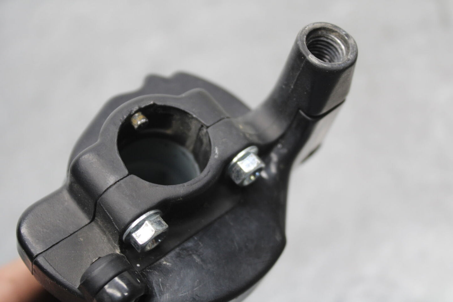 06-07 DUCATI MONSTER 695 THROTTLE CABLE LINE HOUSING GUIDE BB674