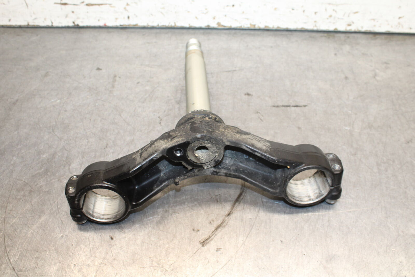 03-04 TRIUMPH DAYTONA 600 FRONT FORKS CLAMP LOWER TRIPLE TREE STEM BB745