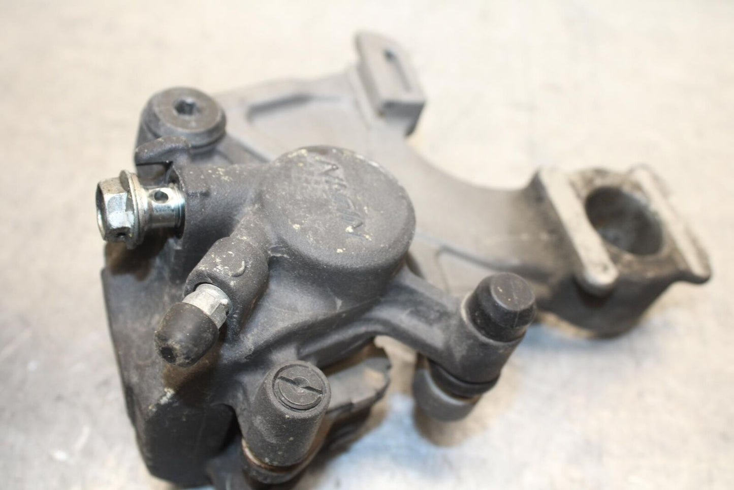 2011 Suzuki GSXR600 REAR BACK BRAKE CALIPER W MOUNT BRACKET 69100-47H10-999 BB94