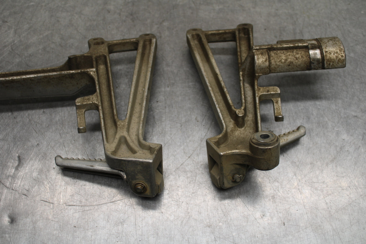 95-98 HONDA CBR600F3 REAR BACK PASSENGER PEG SET PAIR BB122