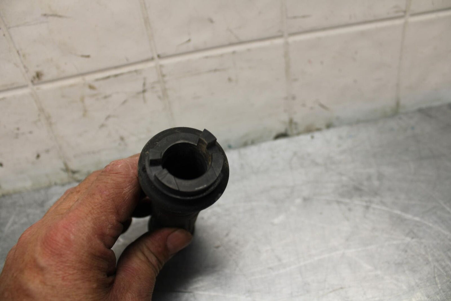 17-21 TRIUMPH STREET TRIPPLE R ABS RIGHT THROTTLE GRIP TUBE bb452