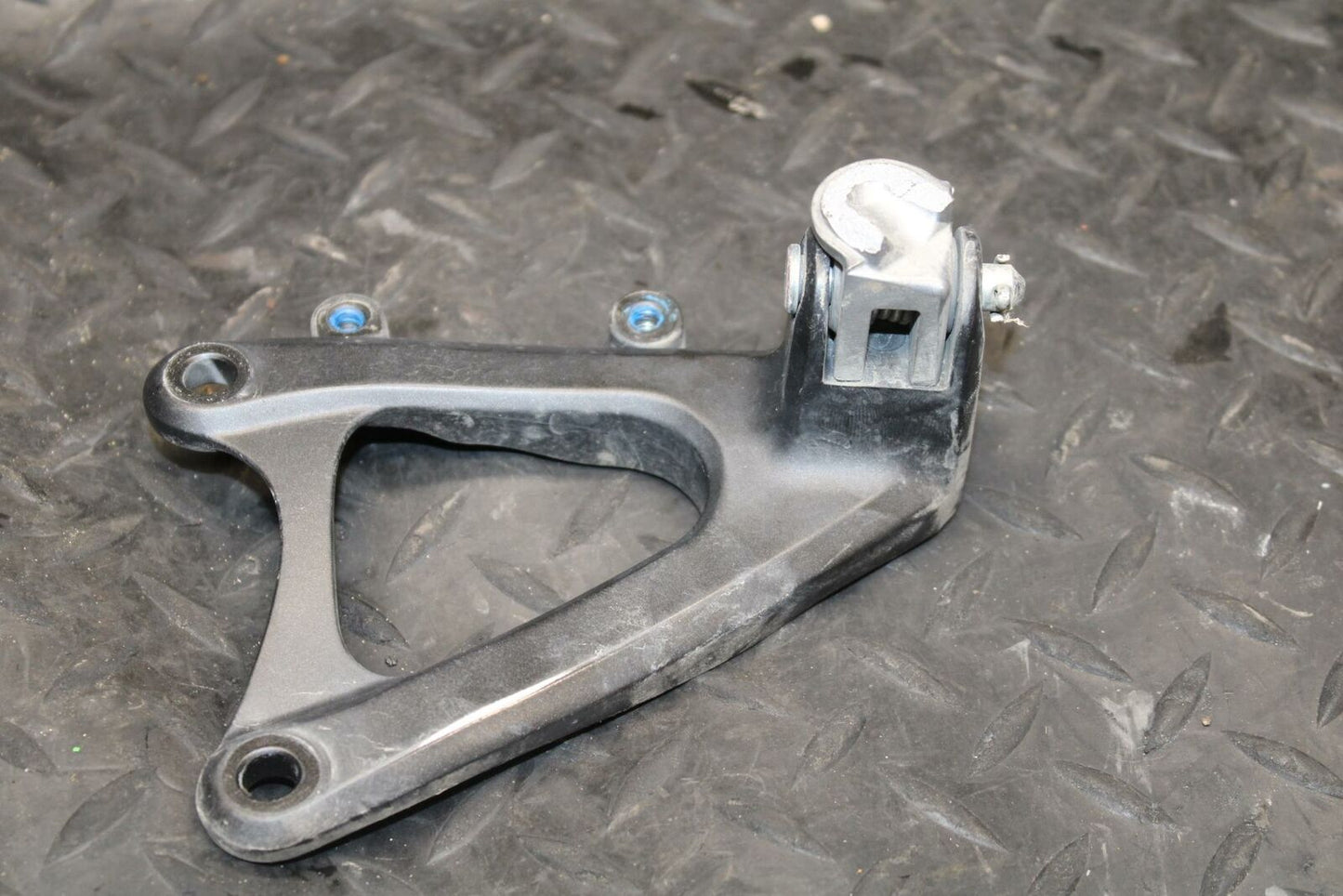 09-14 YAMAHA YZF R1 LEFT REARSET REAR SET DRIVER FOOT PEG BRACKET MOUNT BB196