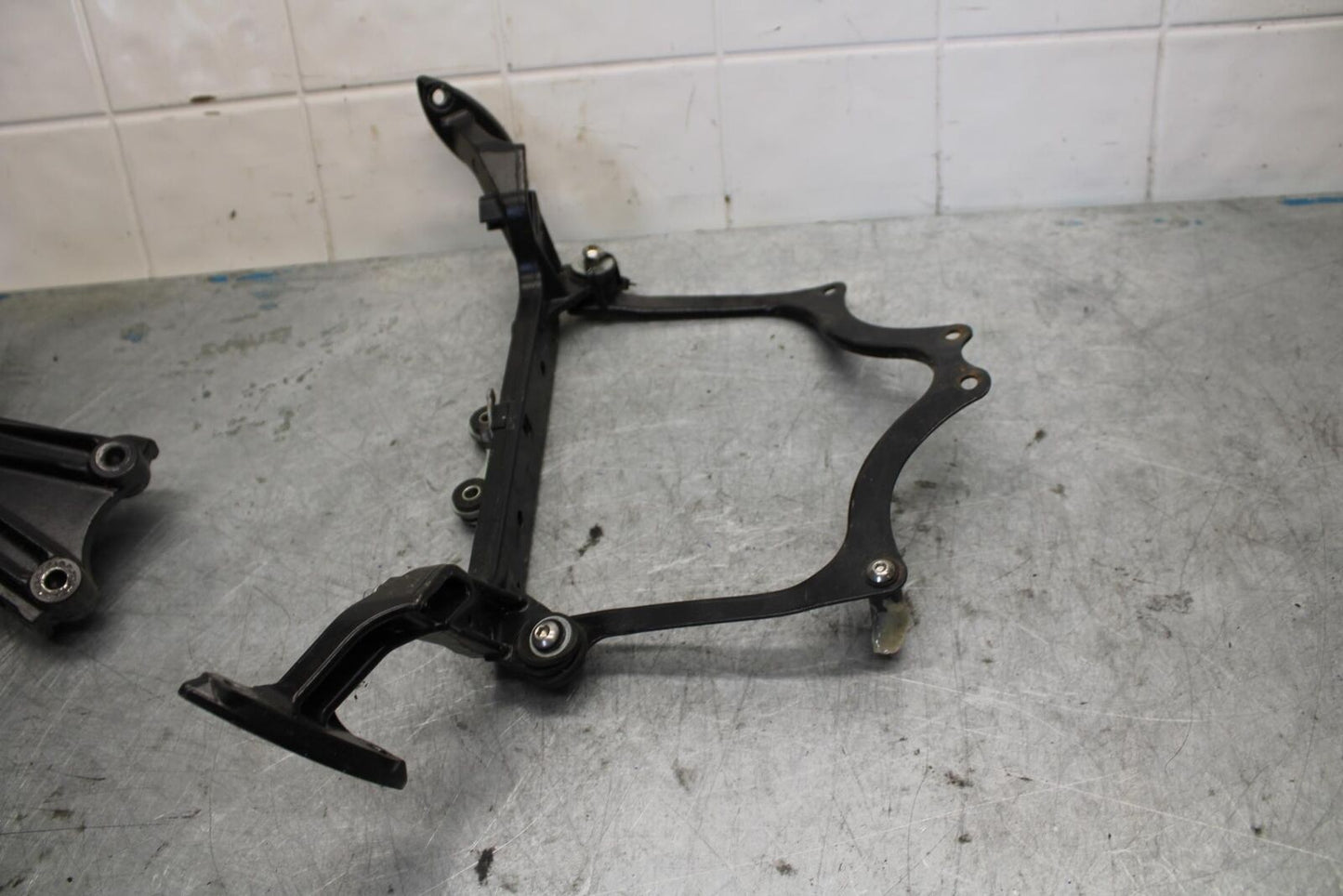 06-07 KAWASAKI NINJA ZX14R UPPER FAIRING MIRROR GAUGES STAY BRACKET bb433