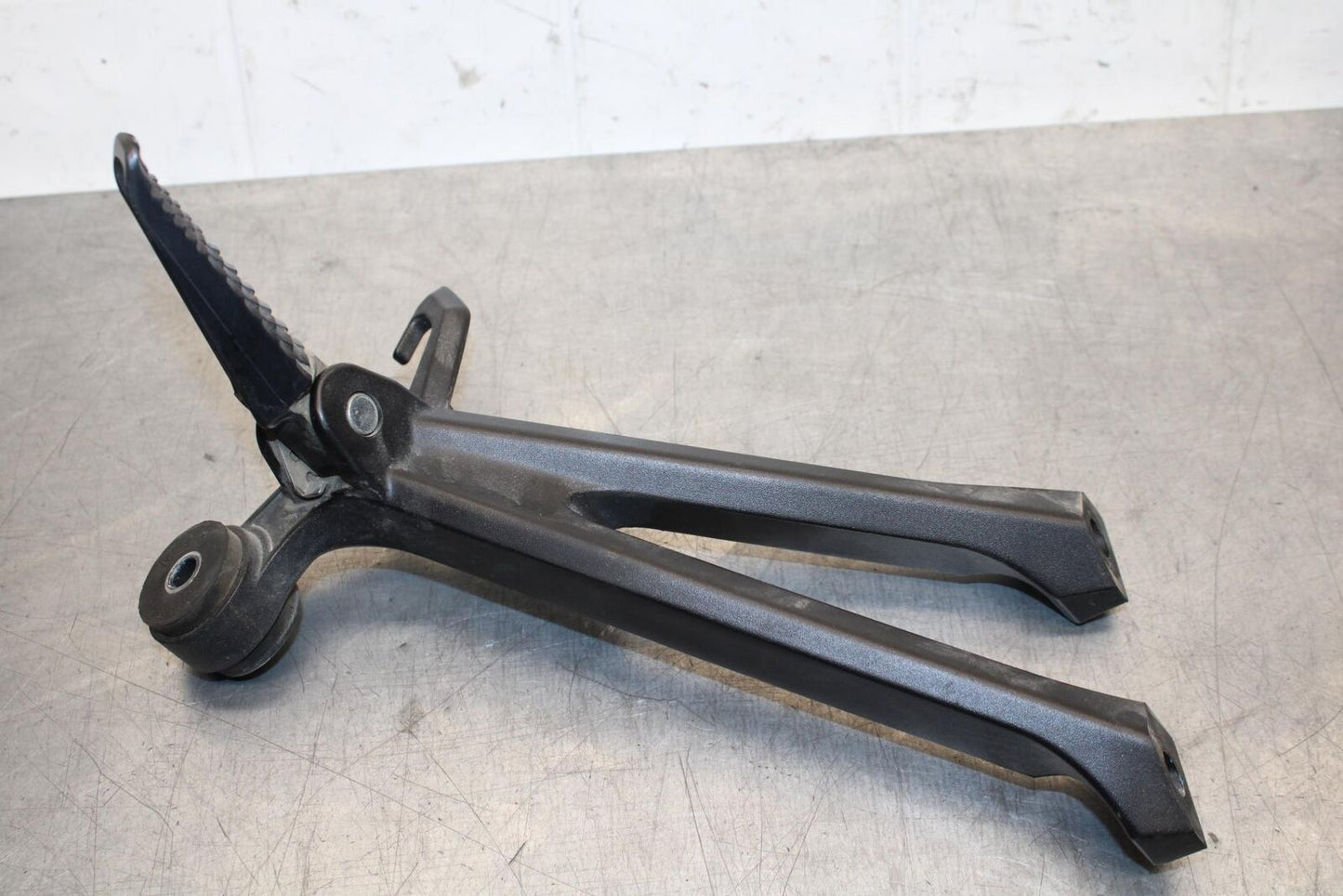 2015 Suzuki GSXR750 RIGHT REAR BACK PASSENGER PEG BB595