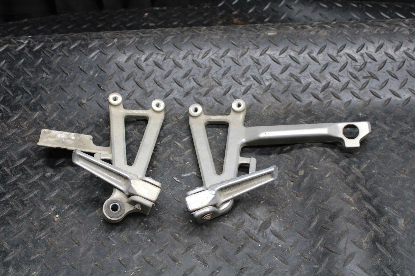 98 HONDA CBR600F3 REAR BACK PASSENGER PEG SET PAIR BB201