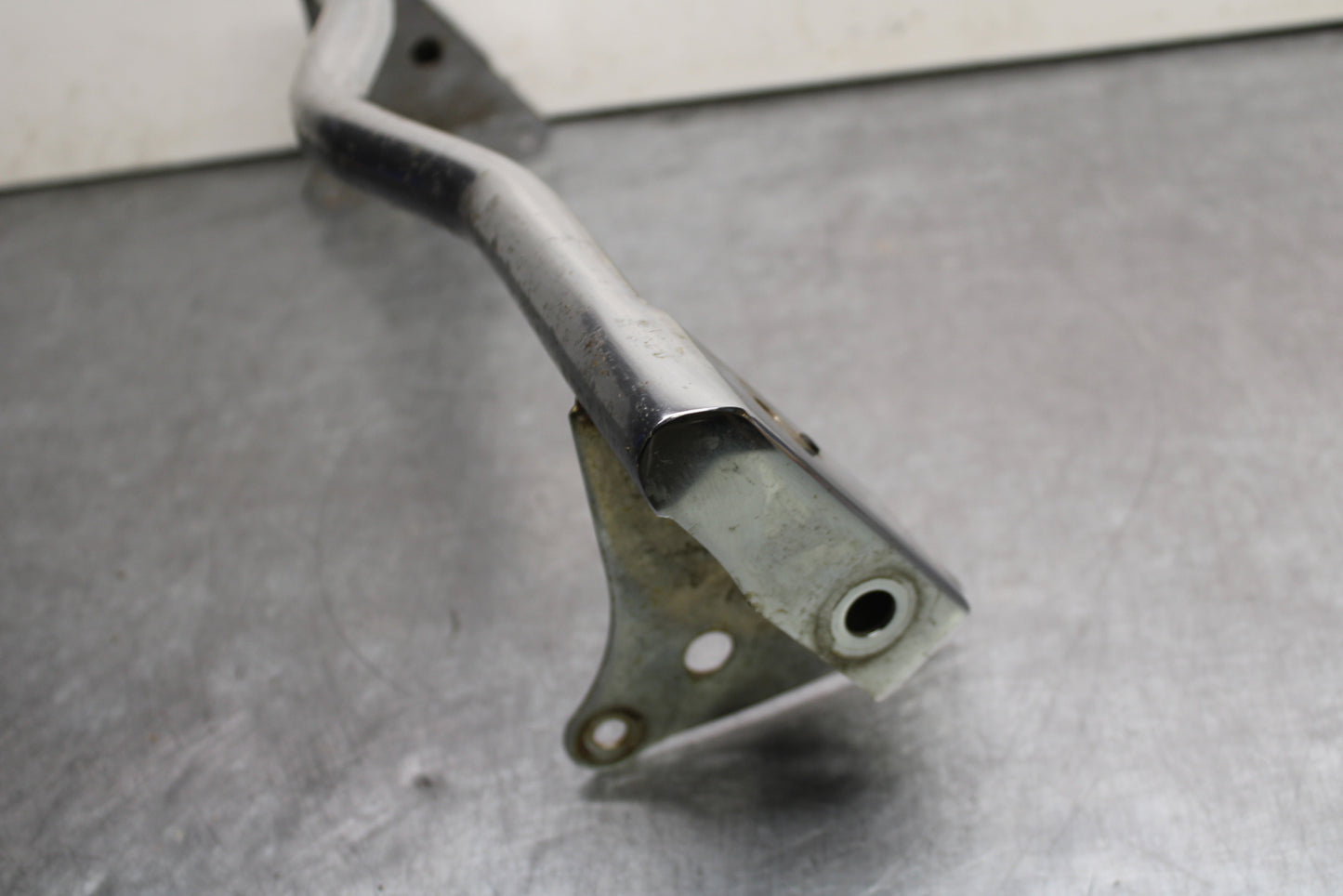 03-08 KAWASAKI VULCAN 1600 FRONT TURN SIGNAL BAR MOUNT BRACKET BB754