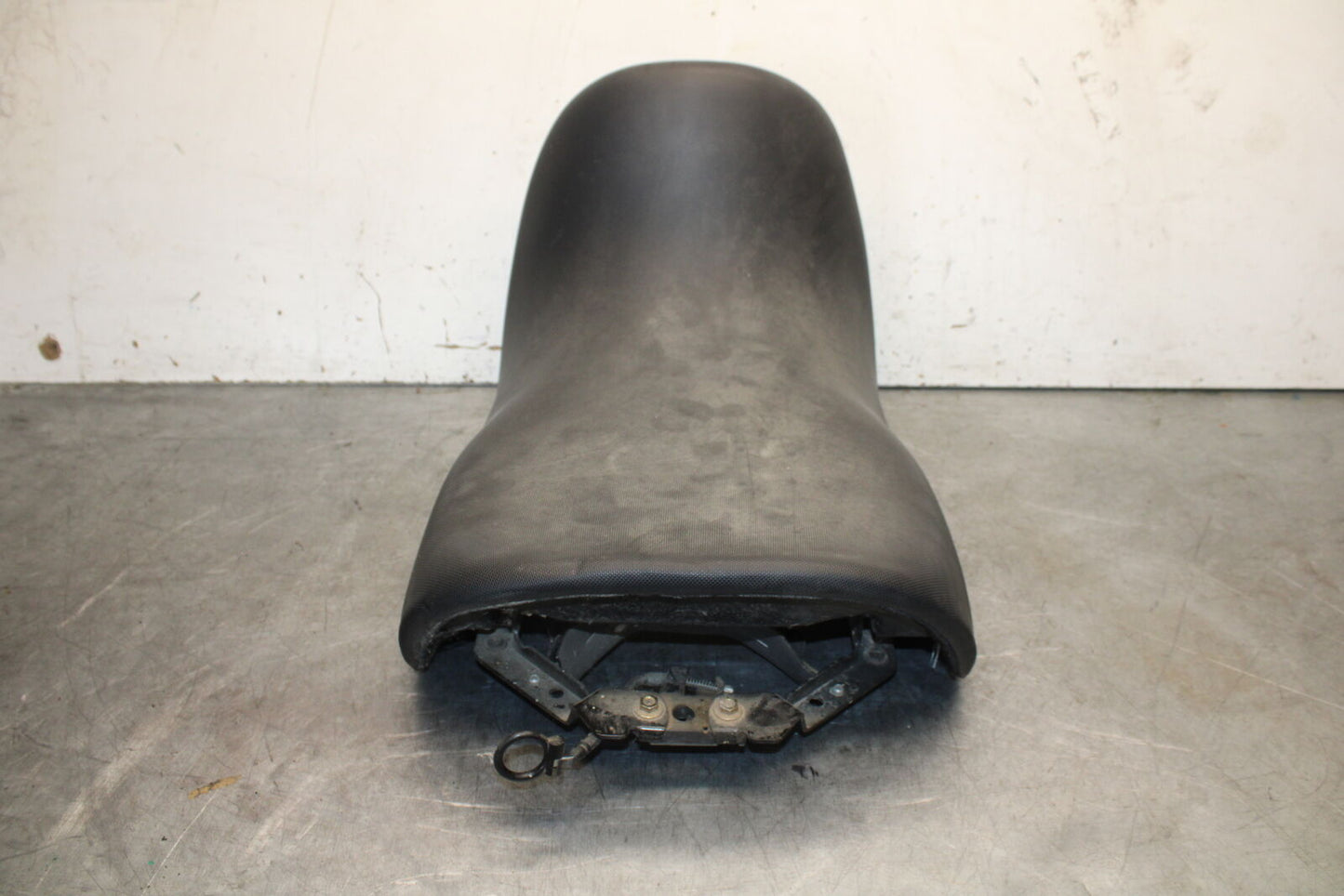 01-06 TRIUMPH TIGER 955I FRONT DRIVERS SEAT PAD SADDLE PILLION BB693