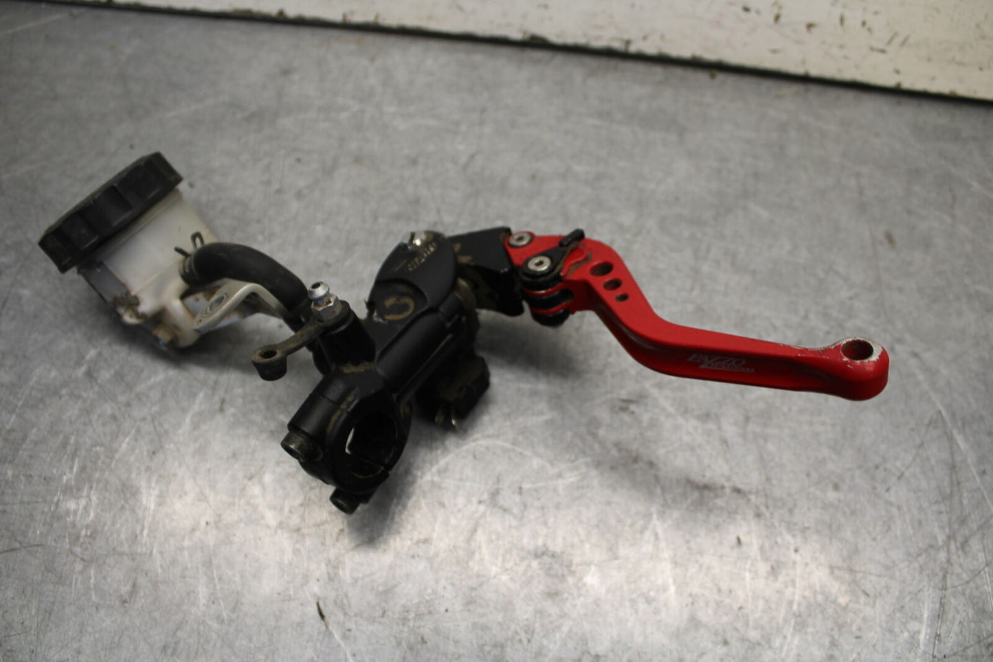 09-11 TRIUMPH DAYTONA 675 FRONT BRAKE MASTER CYLINDER w/ LEVER BB652