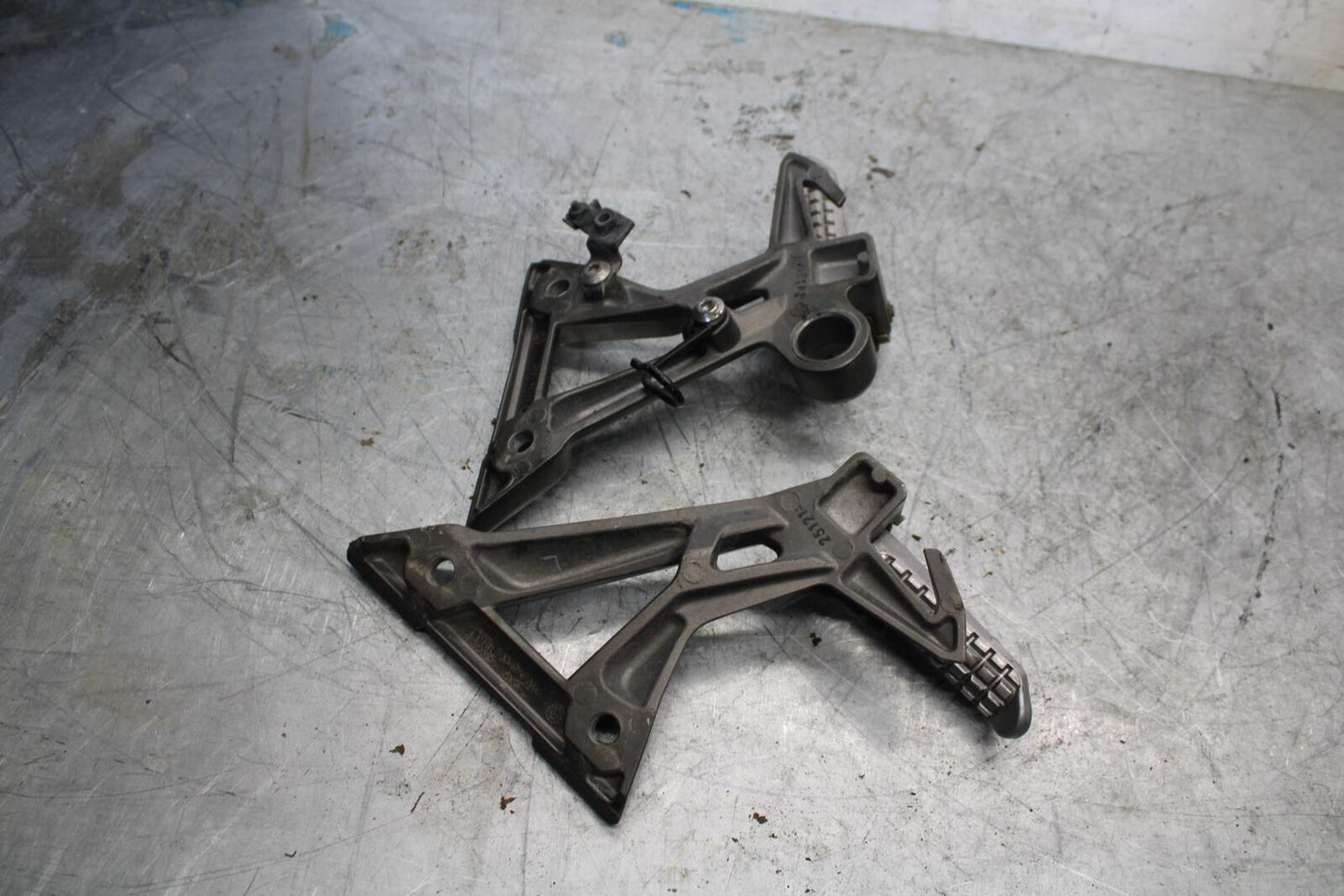 13-17 KAWASAKI NINJA 300 REAR BACK PASSENGER PEG SET PAIR BB429