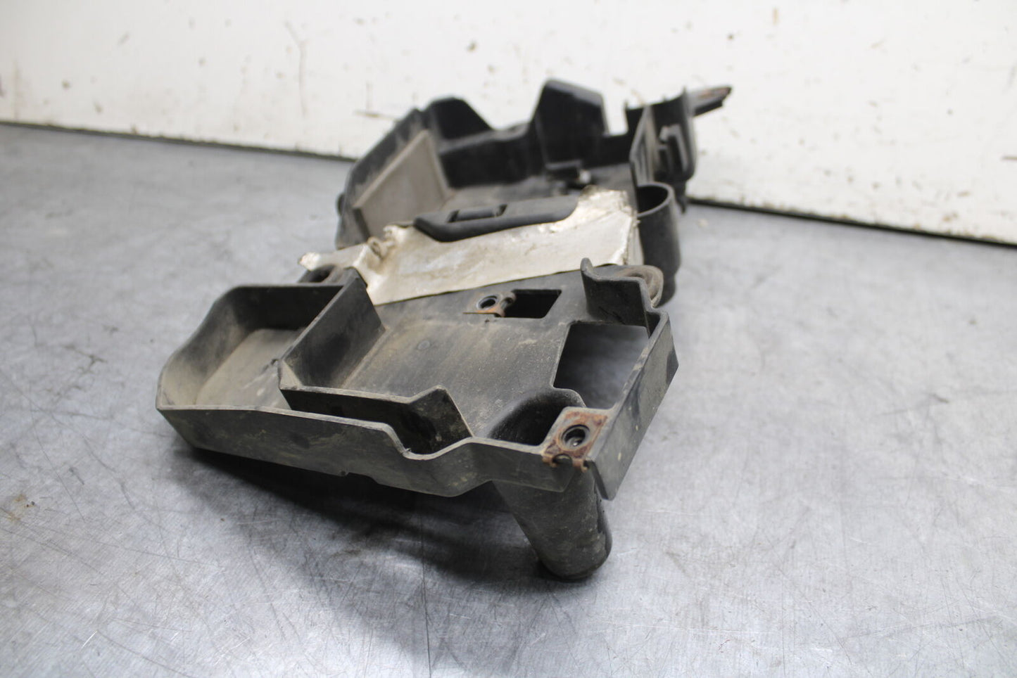 99-00 YAMAHA V STAR 1100 BATTERY TRAY BOX HOLDER BB711