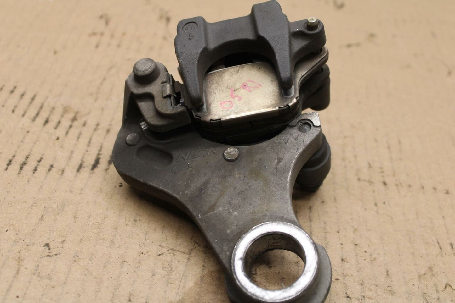 04-05 YAMAHA YZF R1 REAR BACK BRAKE CALIPER MOUNT BRACKET 5VY-2580W-00-00 BB225B