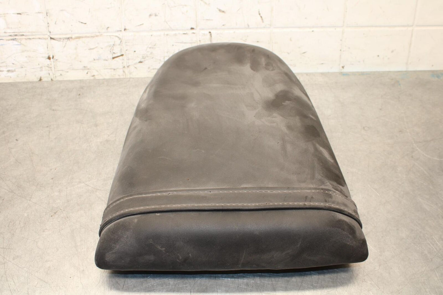 2001 Suzuki GSXR1000 REAR BACK PASSENGER TANDEM SEAT PAD SADDLE PILLION BB70