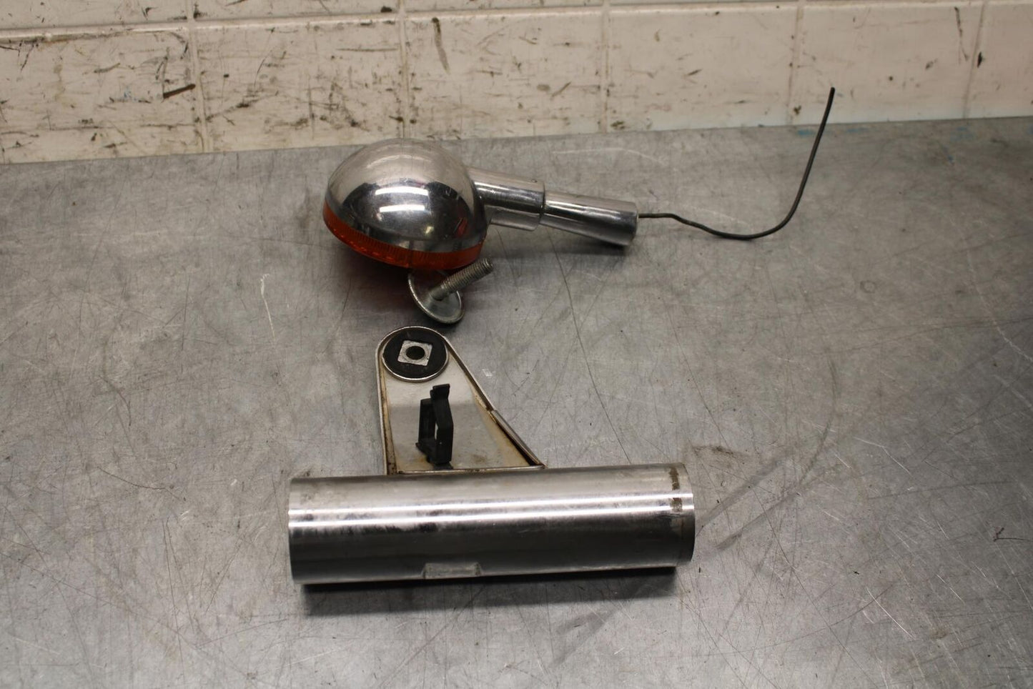 1977 Yamaha XS750 LEFT FRONT TURN SIGNAL LIGHT INDICATOR BB554