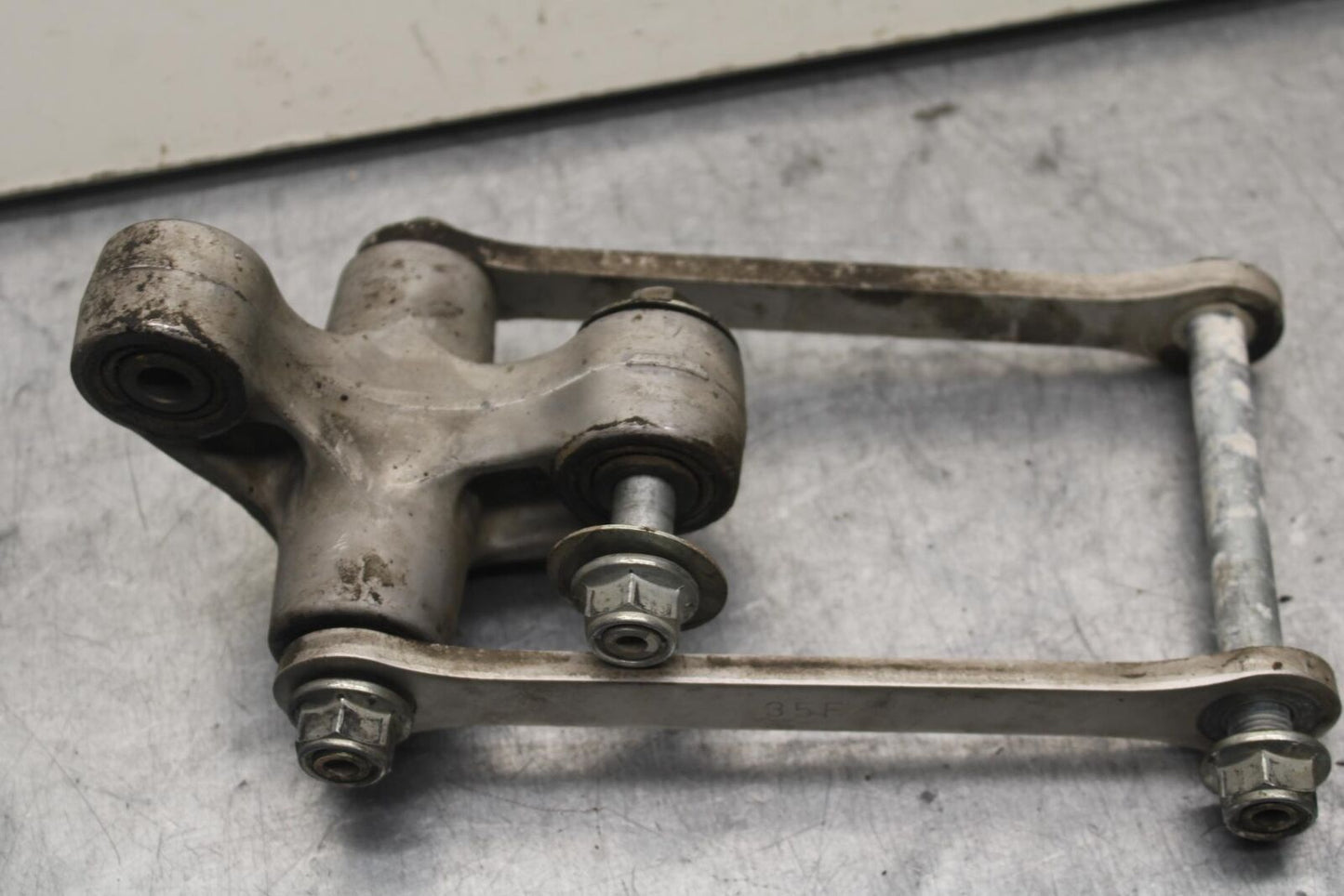 04-05 SUZUKI GSXR750 REAR DOGBONE SHOCK LINKAGE LINK 62600-35880 BB81