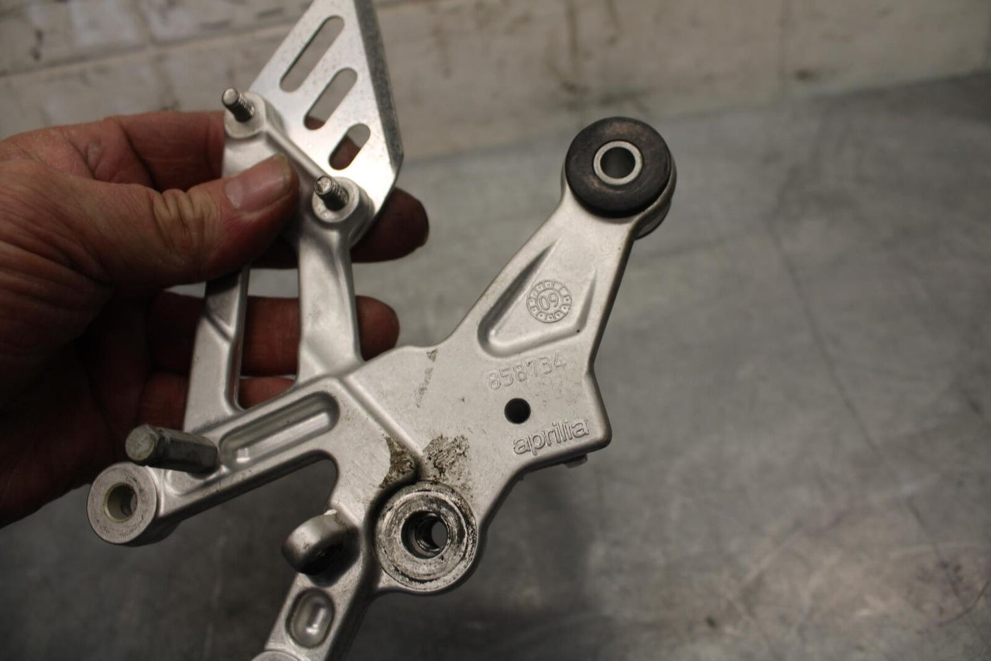 2010 Aprilia RSV1000R RIGHT REARSET REAR SET DRIVER FOOT PEG REST STOP BB513
