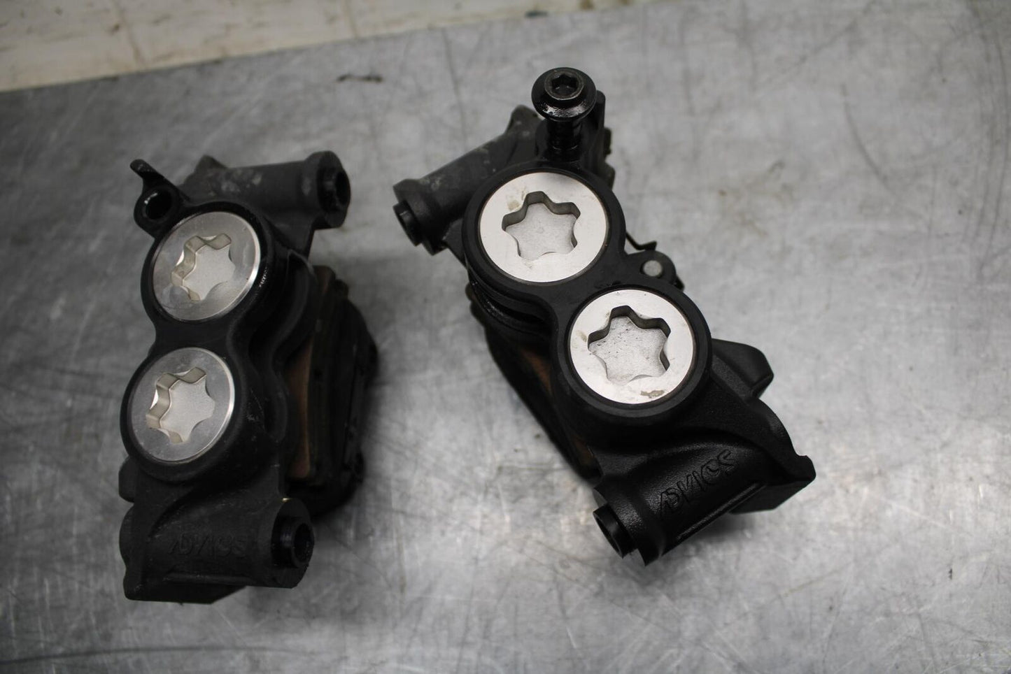 17-19 YAMAHA FZ09 RIGHT LEFT FRONT BRAKE CALIPER SET PAIR CALIPERS BB480