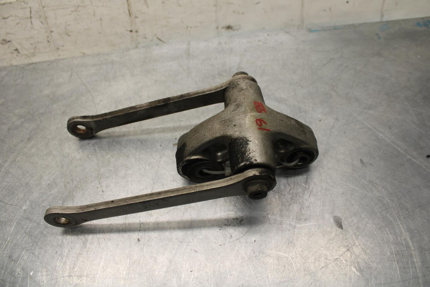 01 SUZUKI GSXR1000 REAR DOGBONE SHOCK LINKAGE LINK 62600-35870 BB06