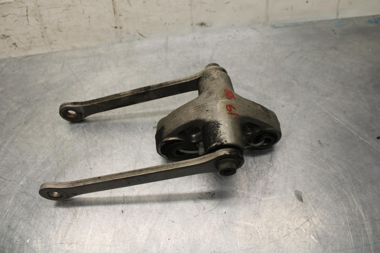 01 SUZUKI GSXR1000 REAR DOGBONE SHOCK LINKAGE LINK 62600-35870 BB06