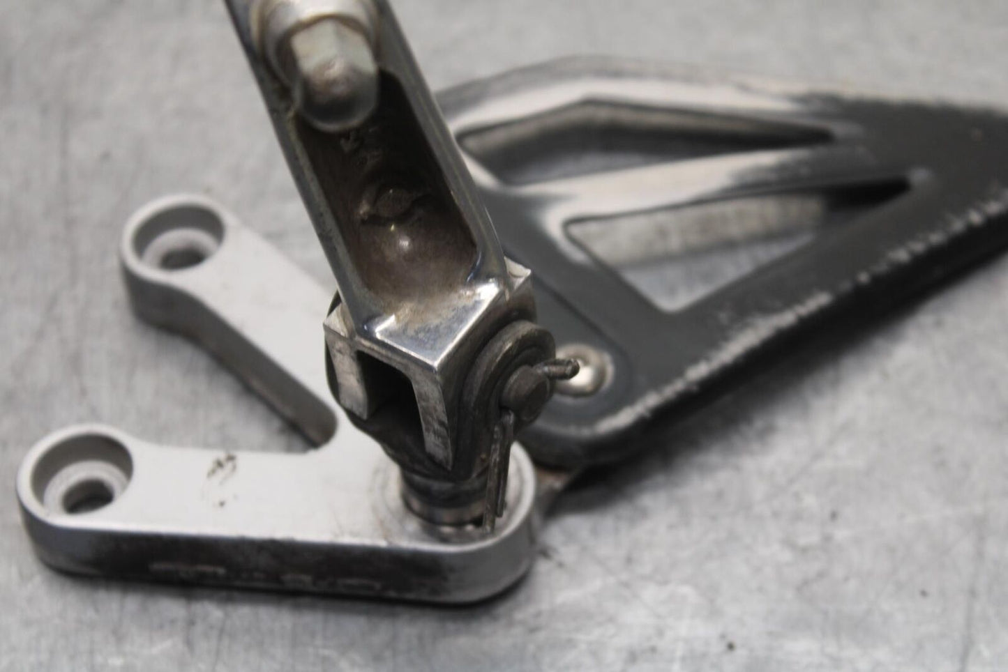 01-03 SUZUKI GSXR600 LEFT REARSET REAR SET DRIVER FOOT PEG REST STOP BB633