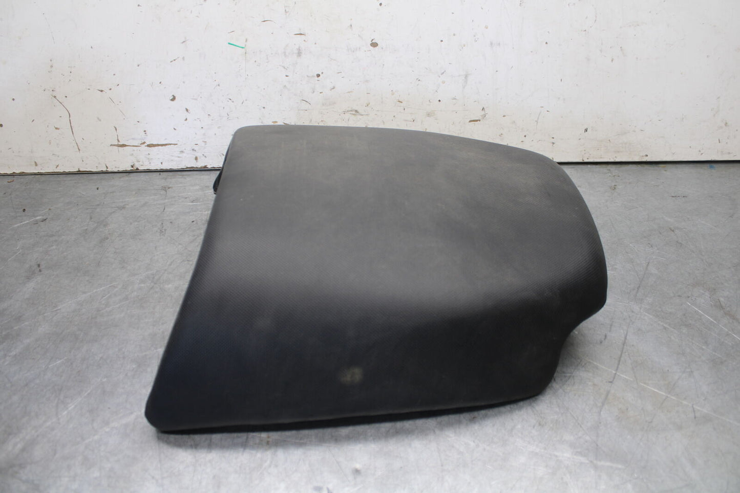 01-06 TRIUMPH TIGER 955I REAR BACK PASSENGER TANDEM SEAT PAD SADDLE BB693