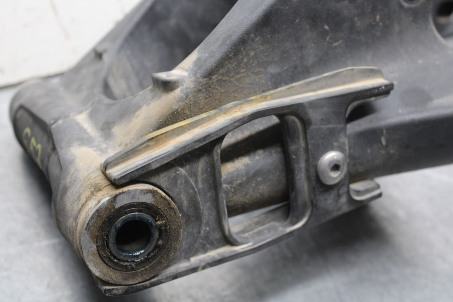 09-11 TRIUMPH DAYTONA 675 REAR SWINGARM BACK SUSPENSION SWING ARM BB652