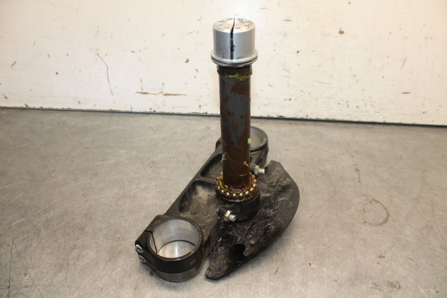 06-07 DUCATI MONSTER 695 FRONT FORKS CLAMP LOWER TRIPLE TREE STEM BB674
