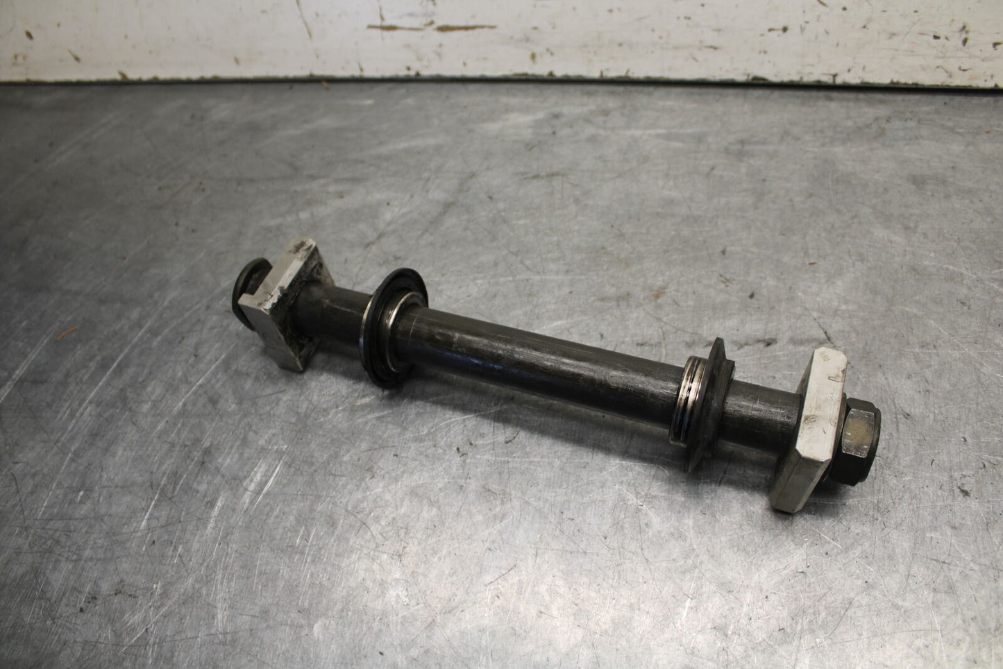 04-06 YAMAHA YZF R1 FRONT WHEEL RIM AXLE PIVOT BOLT 2C0-25181-00-00 BB659