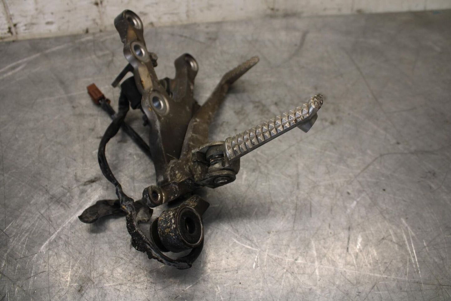 2007 Yamaha YZF R6 RIGHT REARSET REAR SET DRIVER FOOT PEG REST STOP BB522