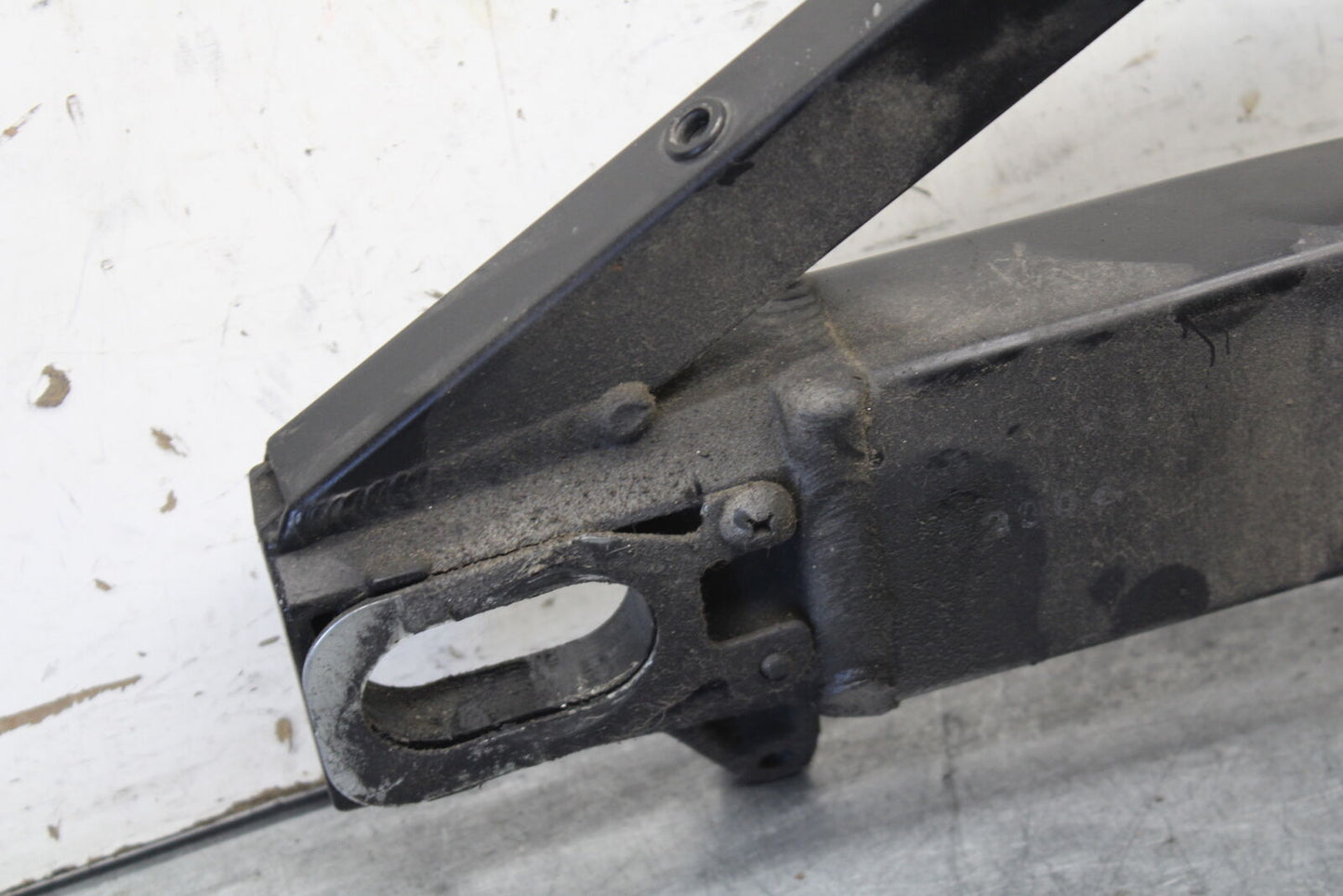 04 SUZUKI GSXR600 REAR SWINGARM BACK SUSPENSION SWING ARM 61000-29G00 BB676