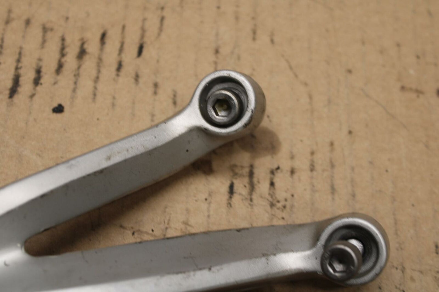 01 SUZUKI GSXR1000 RIGHT REAR BACK PASSENGER HANGER BB155b