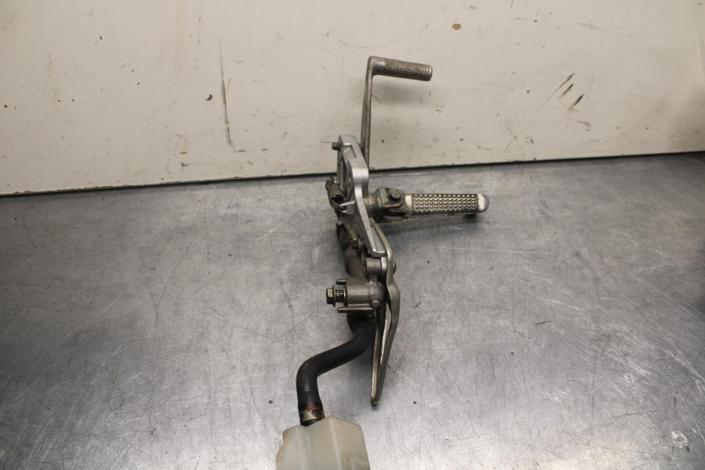 1999 Suzuki GSXR600 RIGHT REARSET REAR SET DRIVER FOOT PEG REST STOP BB608
